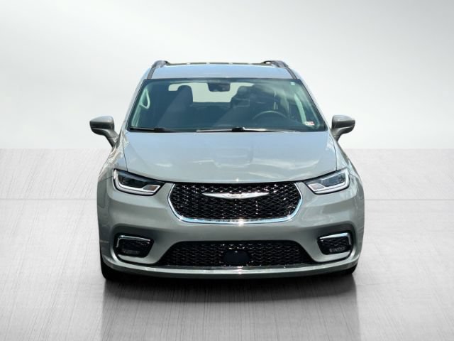 2022 Chrysler Pacifica Touring-L Image 2 of 39