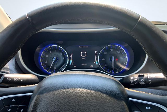 Vehicle image 17 of 40