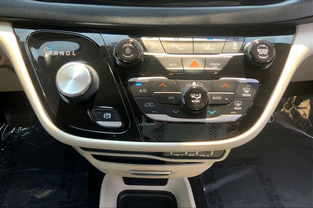 Vehicle image 33 of 40