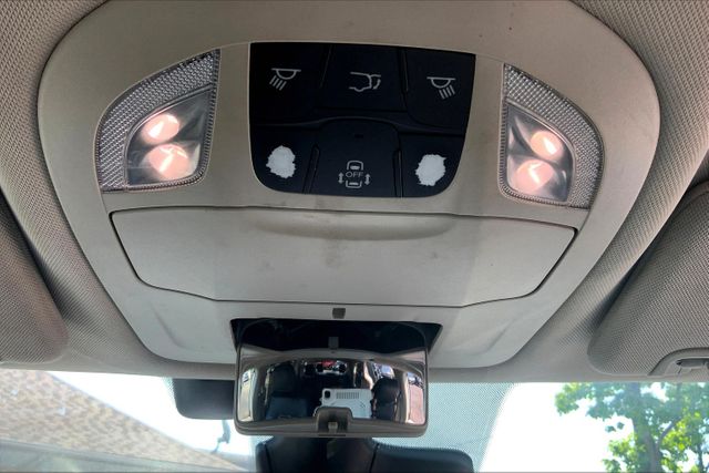 Vehicle image 32 of 40
