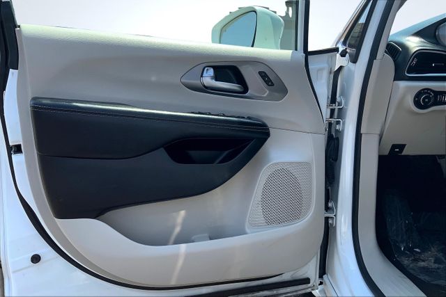 Vehicle image 22 of 40
