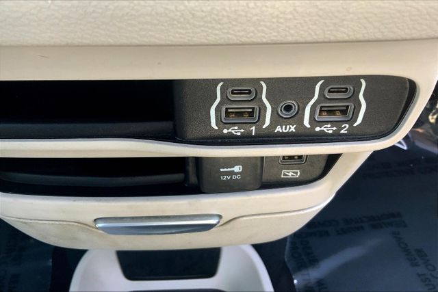 Vehicle image 34 of 40