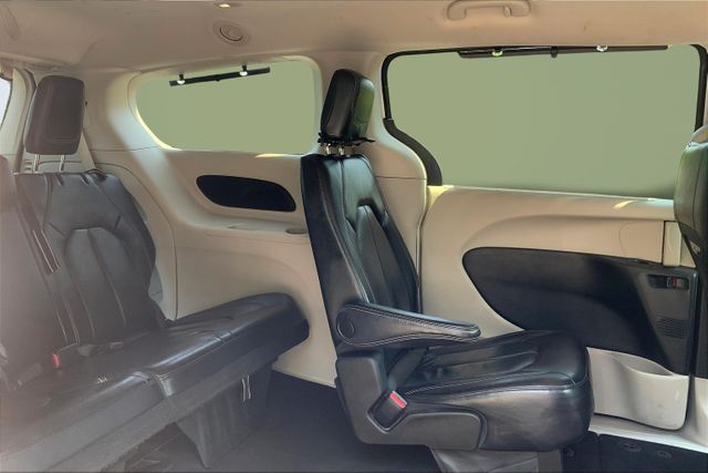 Vehicle image 26 of 40