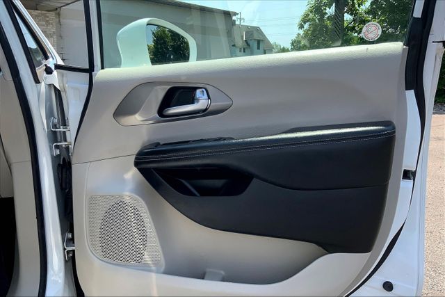 Vehicle image 23 of 40