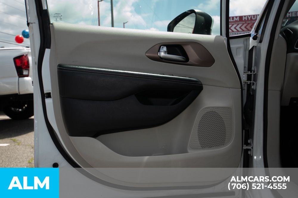 Vehicle image 27 of 47
