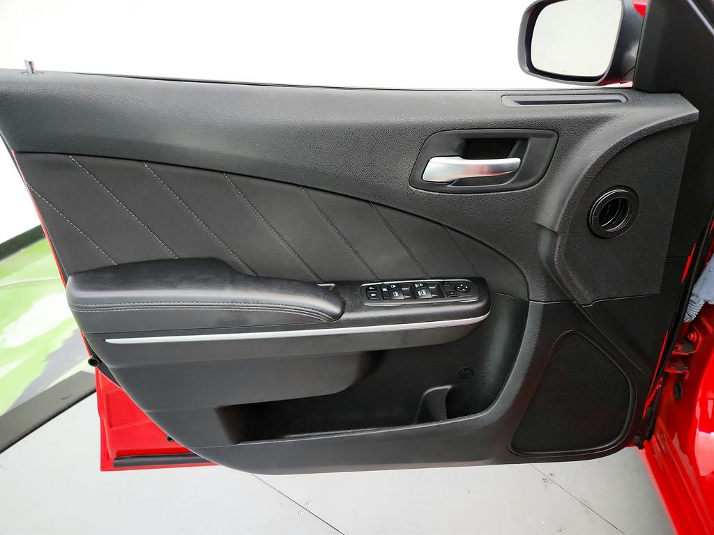Vehicle image 34 of 38