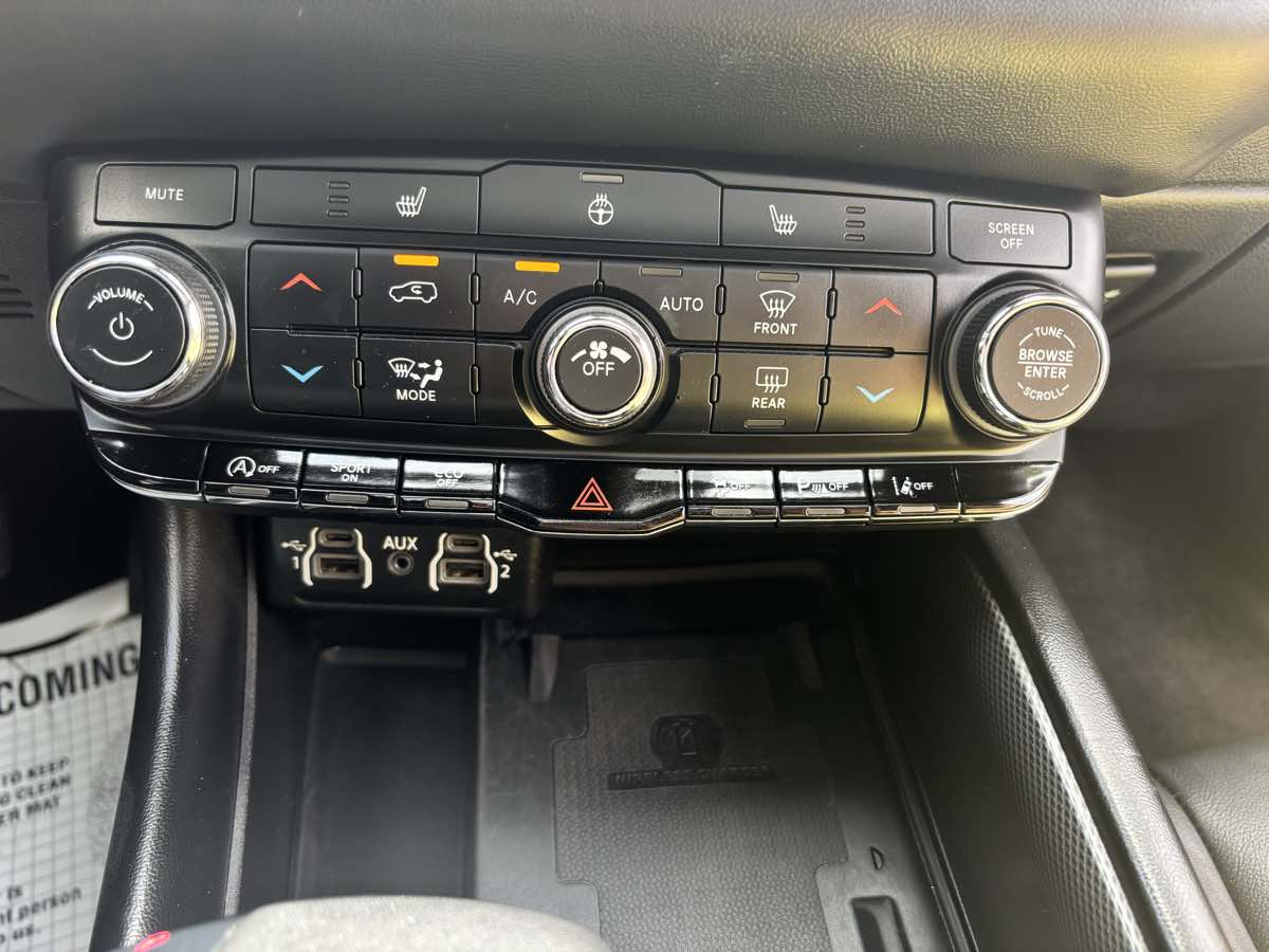 Vehicle image 18 of 32