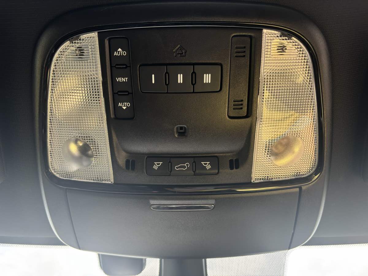 Vehicle image 17 of 32