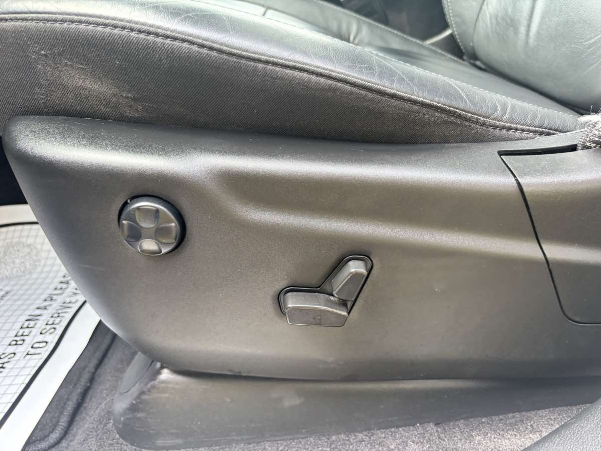 Vehicle image 25 of 32