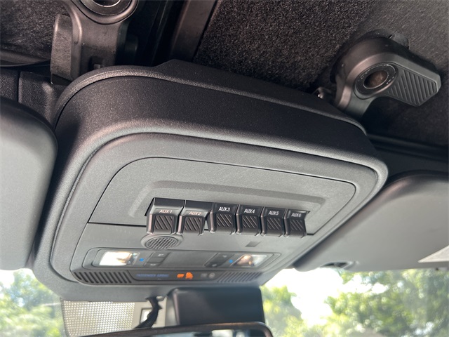 Vehicle image 33 of 34