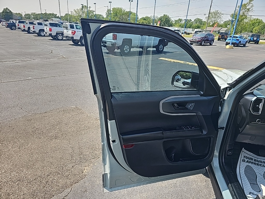Vehicle image 17 of 25