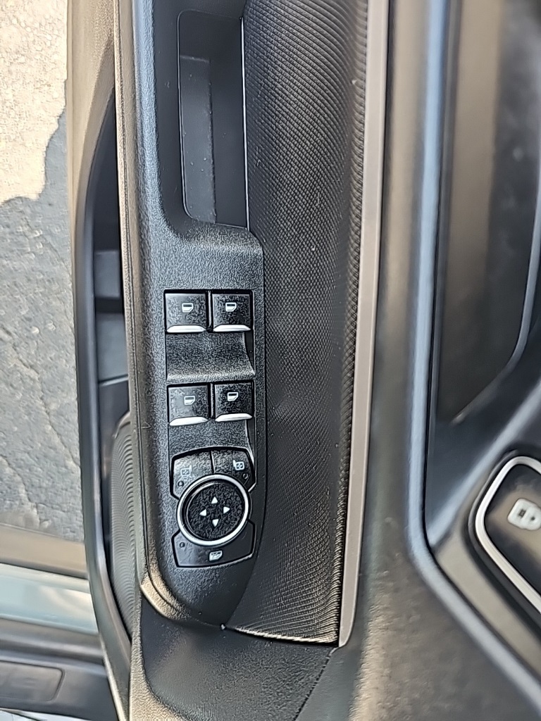 Vehicle image 18 of 25