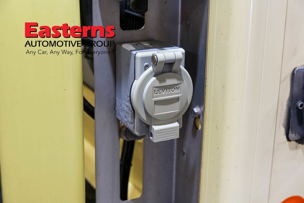 Vehicle image 22 of 40