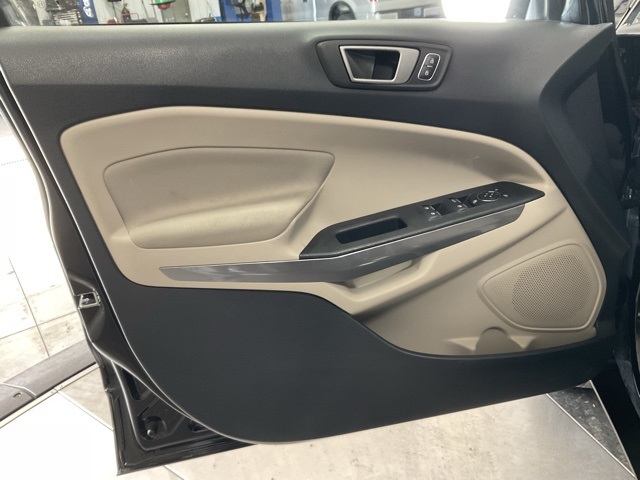 Vehicle image 28 of 32