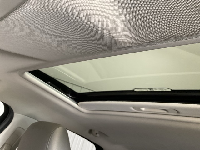 Vehicle image 21 of 32