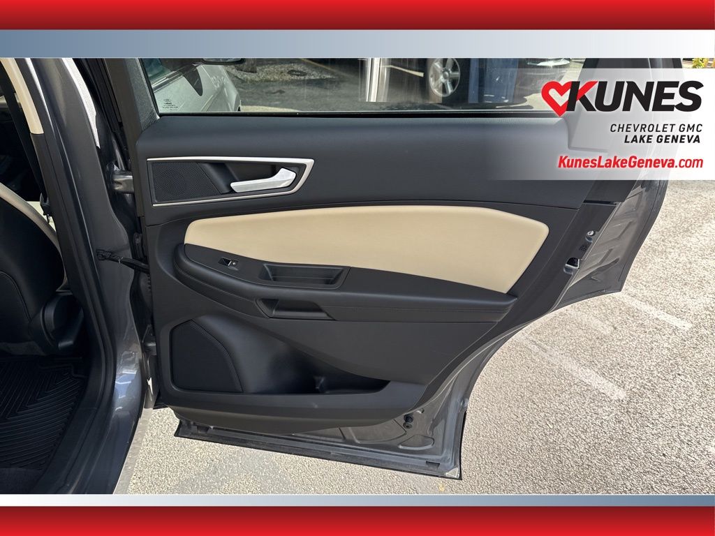 Vehicle image 18 of 48