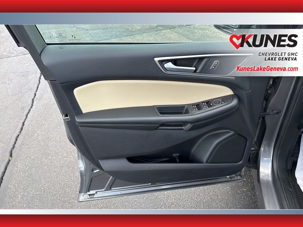 Vehicle image 13 of 48