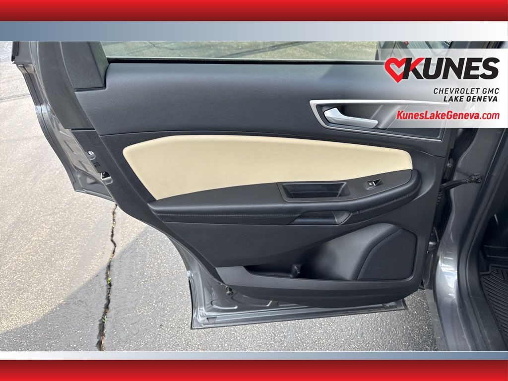 Vehicle image 15 of 48