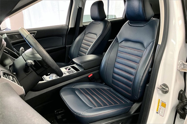 Vehicle image 24 of 32
