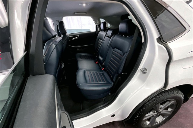 Vehicle image 25 of 32