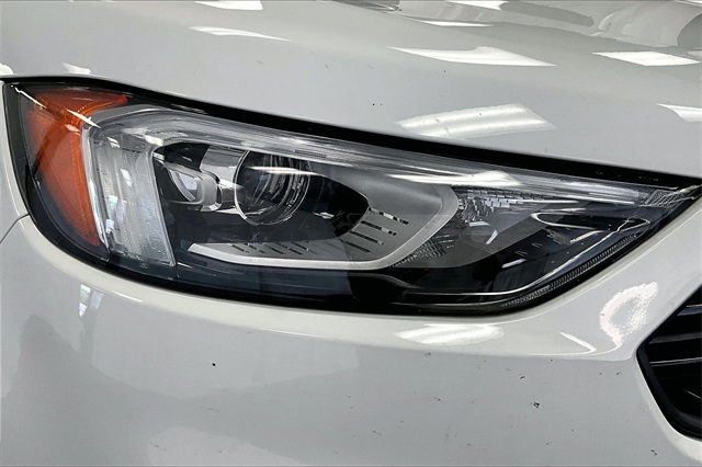 Vehicle image 27 of 32