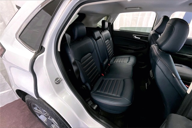 Vehicle image 26 of 32