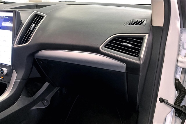 Vehicle image 16 of 32