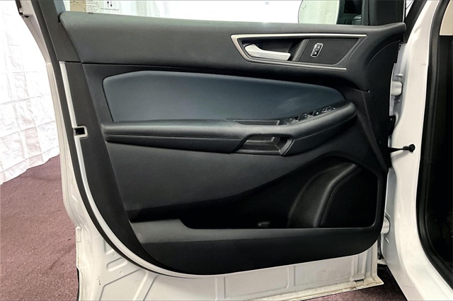Vehicle image 22 of 32
