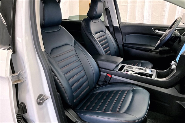 Vehicle image 10 of 32