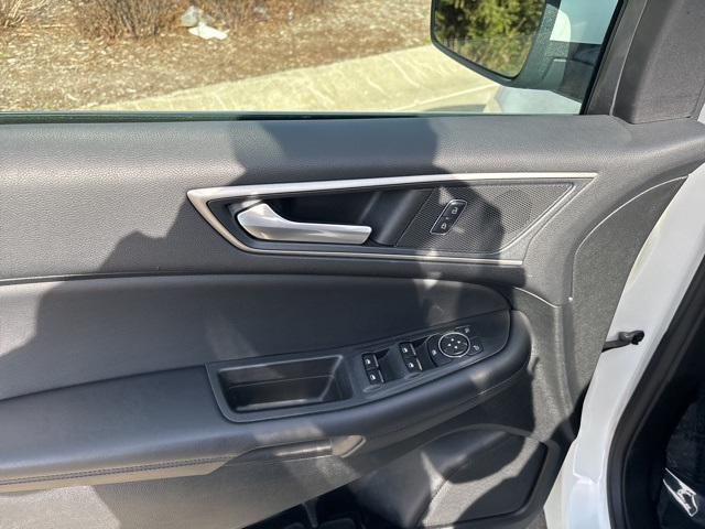 Vehicle image 16 of 34