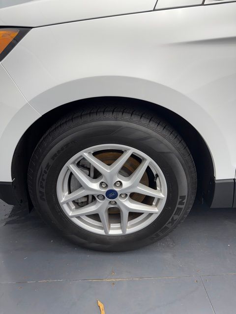 Vehicle image 33 of 61
