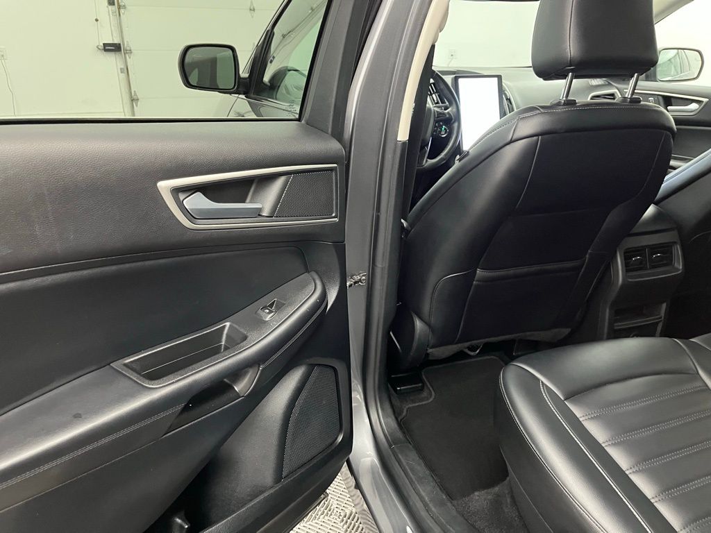 2022 Ford Edge SEL Image 17 of 33