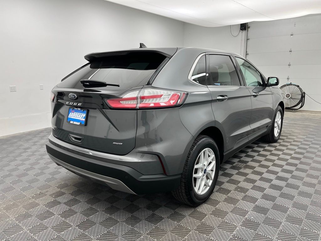 2022 Ford Edge SEL Image 5 of 33