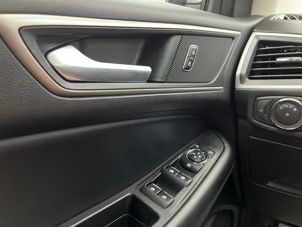 2022 Ford Edge SEL Image 30 of 33