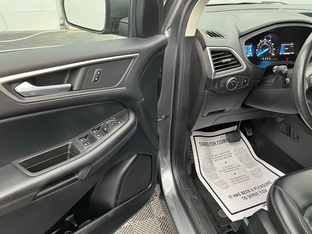 2022 Ford Edge SEL Image 19 of 33