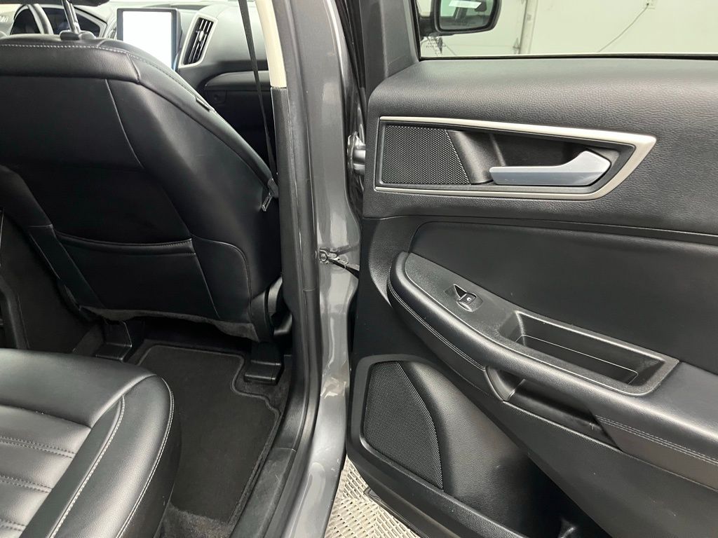 2022 Ford Edge SEL Image 13 of 33