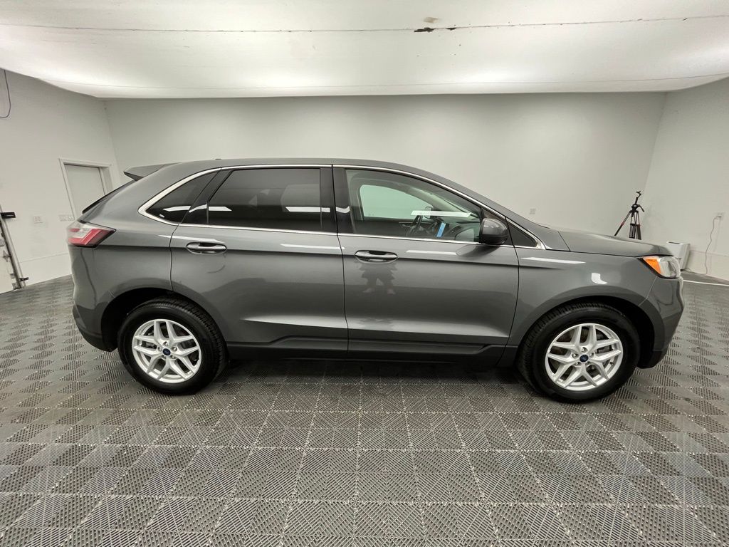 2022 Ford Edge SEL Image 4 of 33