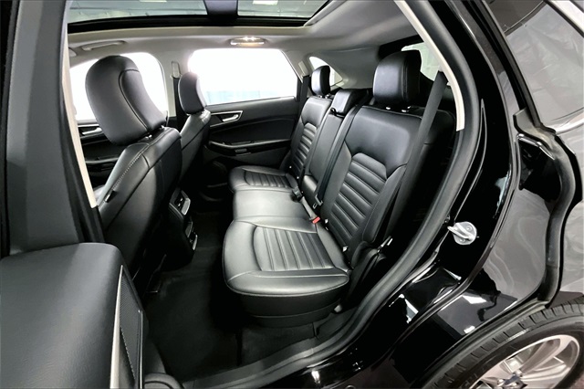 Vehicle image 25 of 32