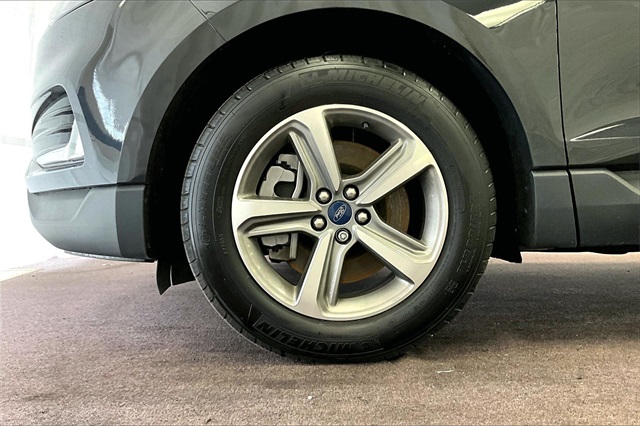 Vehicle image 10 of 32