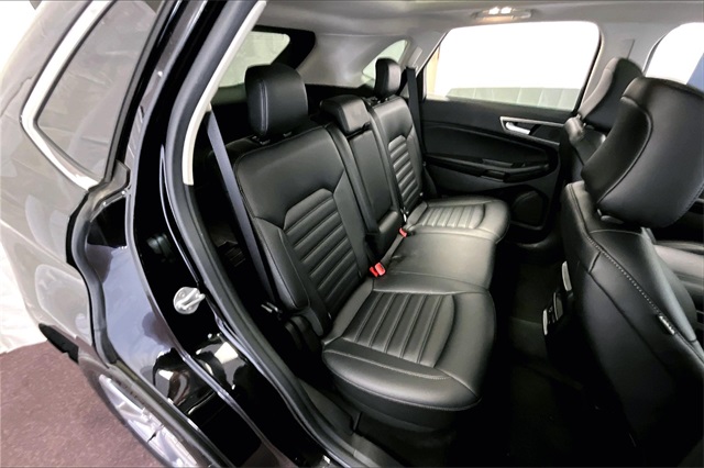 Vehicle image 26 of 32