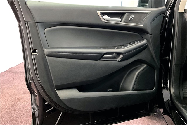Vehicle image 22 of 32