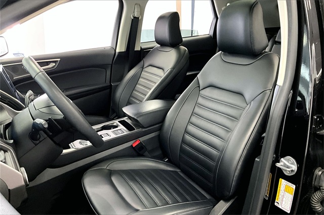 Vehicle image 24 of 32