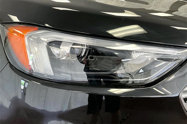 Vehicle image 27 of 32