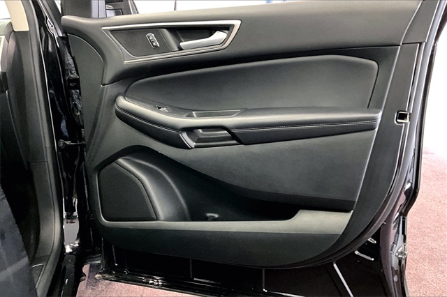 Vehicle image 23 of 32