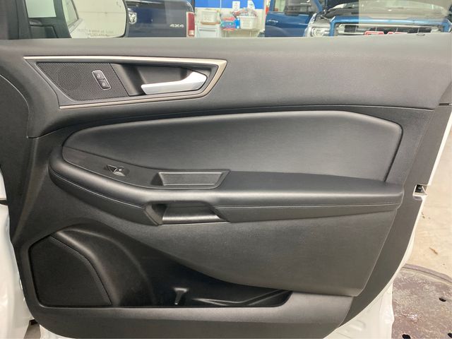 Vehicle image 21 of 23