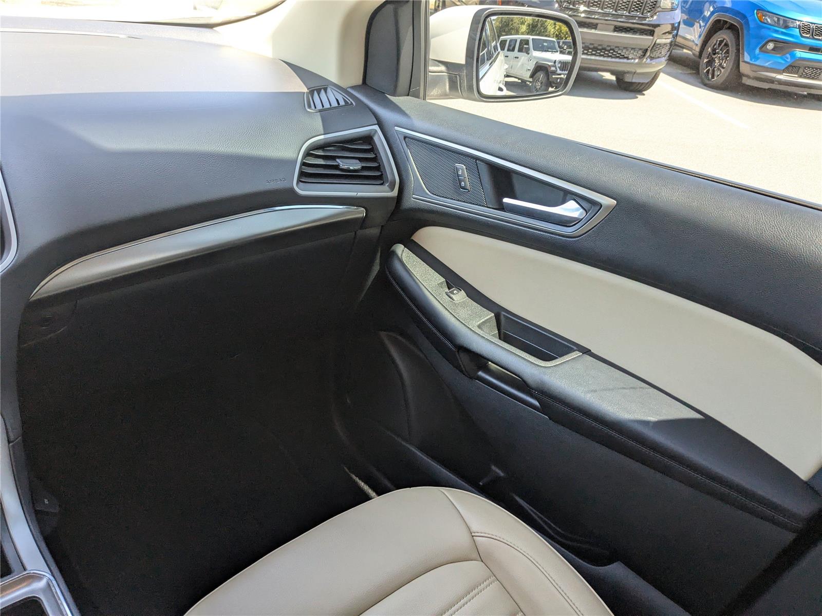 Vehicle image 14 of 30