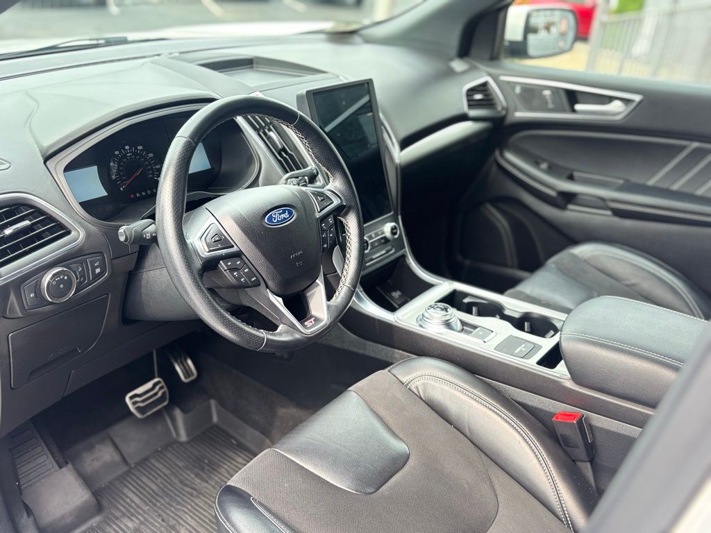Vehicle image 15 of 34