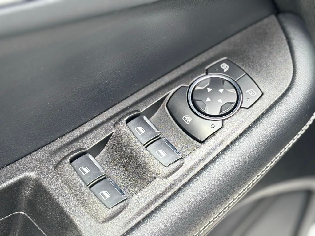 Vehicle image 31 of 34
