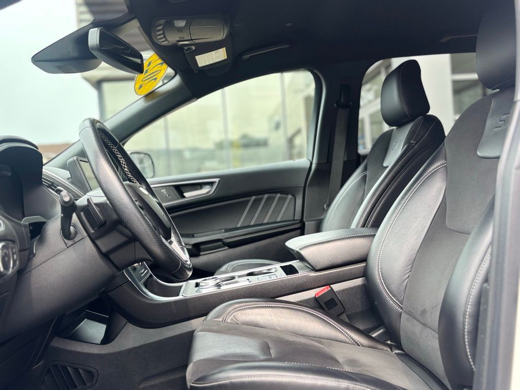 Vehicle image 14 of 34
