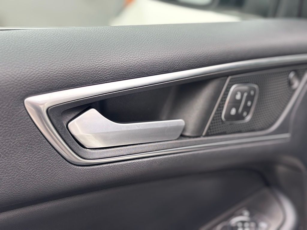 Vehicle image 23 of 34